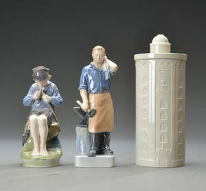 Royal Copenhagen og Aluminia. To figurer og lågkrukke. 3