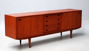 Dansk møbelproducent. Lav skænk i teak, 1950erne