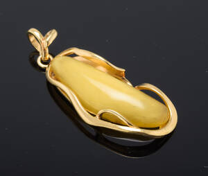 Vedhæng med ravstykke, forgyldt sterling sølv