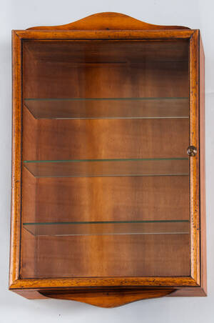 Vitrinenschränkchen