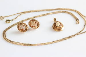 Smykkesæt. Camé vedhæng samt ørestikkere. 14 kt guld, kæde medfølger 4