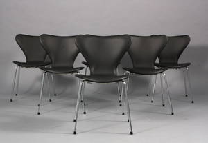 Arne Jacobsen. Sæt på seks stole syveren , model 3107, nybetrukket med sort Savanne læder 6