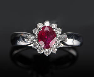 Ring med diamant og synt rubin