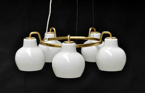 Vilhelm Lauritzen. Christiansborg Ringkrone af messing med fem hvide glasskærme. Fra Augustenborg Slot