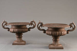 Par havevaser  urner af patineret støbejern