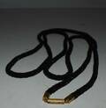 Svart Halsband Med Guldspännen
