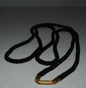 Svart Halsband Med Guldspännen