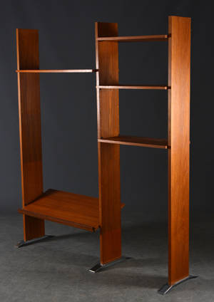 Hyllsystem i teak, kromade golvmedar