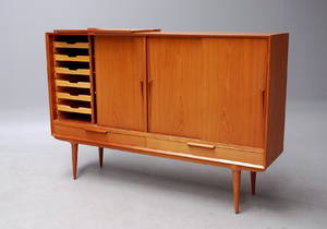 Omann Jun. Høj skænk af teaktræ