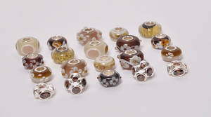Charlotte Borgen, 20 beadscharms af sterling sølv med glas - brun 20