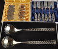 Samling silverbestick i etuier 20