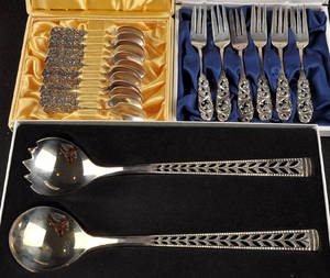 Samling silverbestick i etuier 20