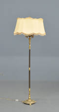 Standerlampe på messing fod med tre arme, 1900-tallets midte. 