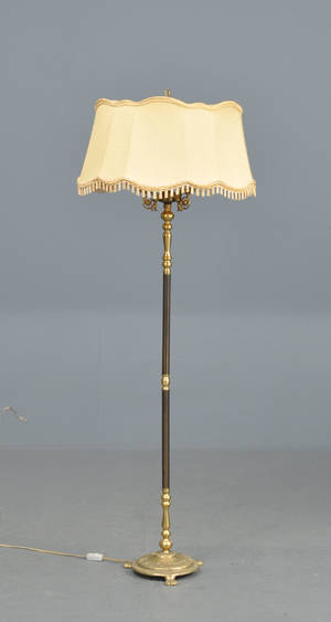 Standerlampe på messing fod med tre arme, 1900-tallets midte.