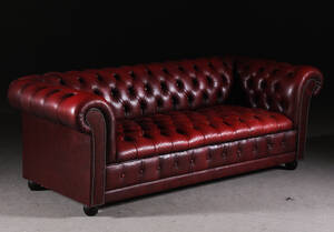 Soffa, chesterfield-modell, 1900-talets andra hälft Denna vara har satts till omförsäljning under nytt varunummer4190468