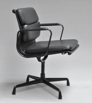 Charles Eames. Soft Pad armstol, Model EA-208 sortlakeret 