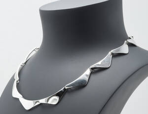 Randers Sølv, halskæde med blankpolerede trekantede led