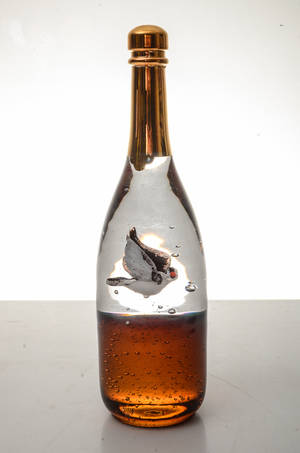 Kjell Engman för Kosta Boda Limited edition. Glasskulptur modell Who have touched my bottle Artikelnr. 7460020