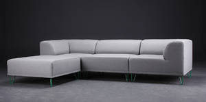 Nomad modulsofa betrukket med gråt filtuldstof fra italienske Velvetex, grønne ben 