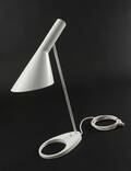 Arne Jacobsen. AJ bordlampe hvidlakeret