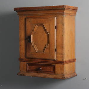 Tobaksskab  hængeskab af eg, barokform.