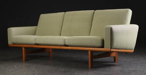 Hans J. Wegner for Getama. Tre-pers. sofa af egetræ, model GE-2363