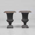 Trädgårdsurnor, ett par. Diameter 34
