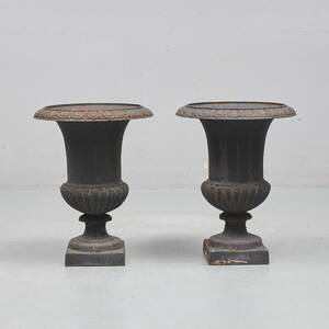 Trädgårdsurnor, ett par. Diameter 34