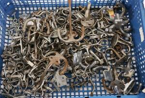 Parti klädkrokar och fönsterhaspar