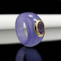 Ring aus Jade mit Fassung aus Gold und Amethyst