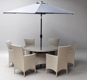 Havemøbler. Seks havestole samt bord og parasol, grålig polyrattan 8