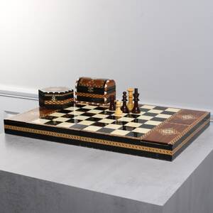 SCHACKSPEL med pjäser samt 2 LOCKASKAR