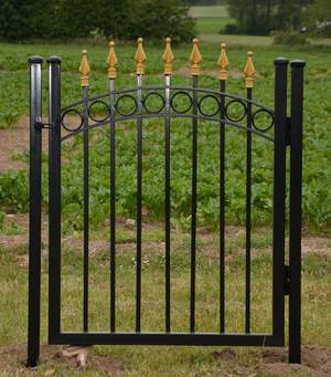 Grind i smide med guldfärgade spiror samt stolpar, höjd 160 cm. 2