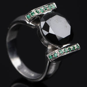 Diamant og smaragd ring.