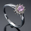 Ring af hvidguld med safir og diamanter