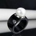 Ring aus Jade mit Fassung aus Weißgold und Perle