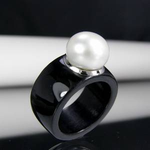 Ring aus Jade mit Fassung aus Weißgold und Perle
