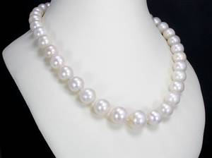 Südsee-Perlenkette mit einer Kugelschließe aus Gold