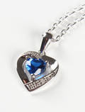 Vedhæng af sterlingsølv med diamant og synt. safir