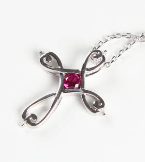 Vedhæng af sterlingsølv med diamanter og synt. rubin