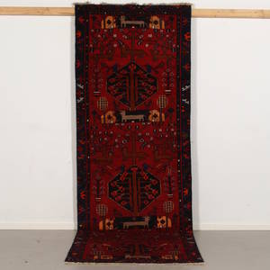 Persisk gallerimatta, Hamadan, figural, mått 305 x 103 cm