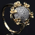 Blomsterfryd fra Heartbeat ca. 0.28 ct Wesselton.