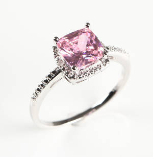 Ring af sterlingsølv med diamanter og synt. pink safir