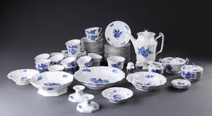 Blå Blomst Kantet service, porcelæn. Kgl.P. I.-III. sort. 80