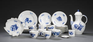 Samling service, kgl. porcelæn, riflet Blå blomst 38