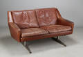 Dansk møbelproducent. To-pers. sofa med shakerstel