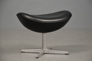 Arne Jacobsen. Skammel til lænestolen Ægget, model 3127