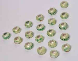 Charlotte Borgen. Emaljebeadscharms, grønne nuancer 20