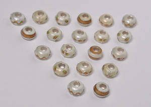 Charlotte Borgen. Emaljebeadscharms,Lyse brune nuancer 20