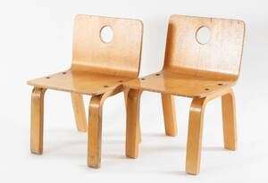 Barnstolar ett par, omkring 1900-talets mitt